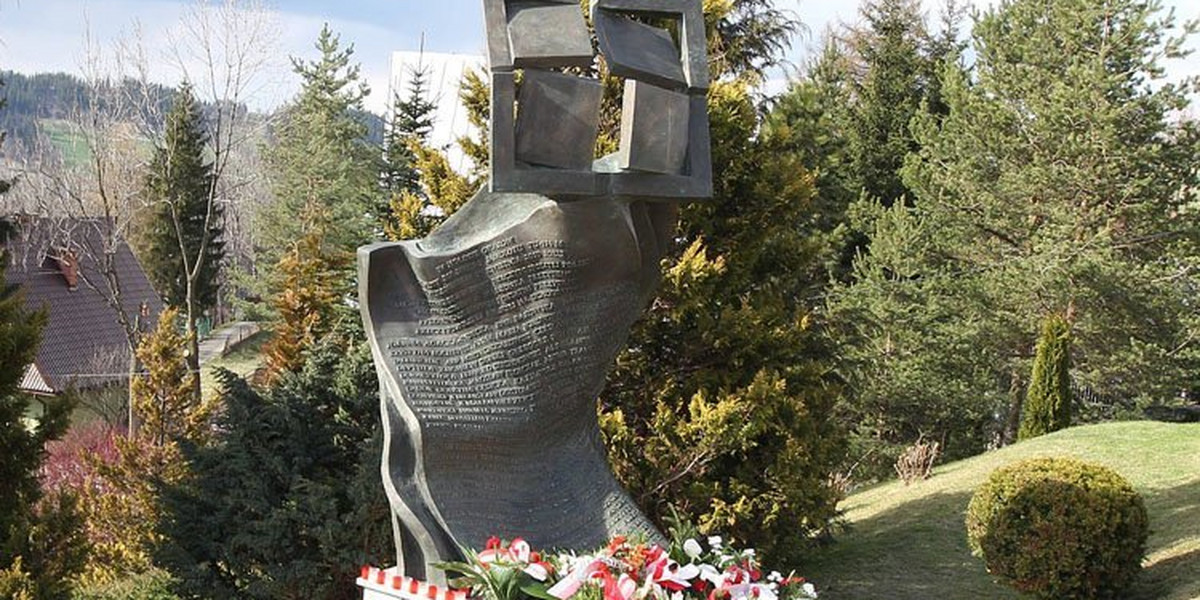 Pomnik ofiar katastrofy smoleńskiej w Zakopanem. Foto