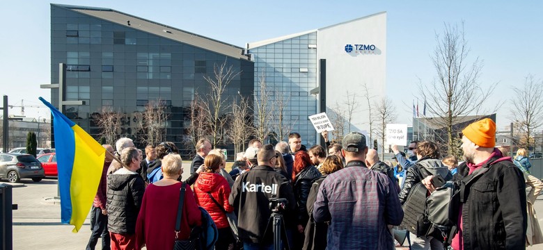 Protest Ukraińców przed polską firmą, która nie wycofała się z Rosji. "Wybierają pieniądze w zamian za życie"