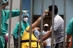 Indyjska mutacja koronawirusa. Rzecznik MZ: "Próbka pobrana od pacjentów z Indii została wysłana do badań"