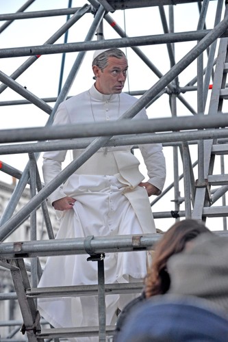 Jude Law papieżem na planie serialu 'The young pope'