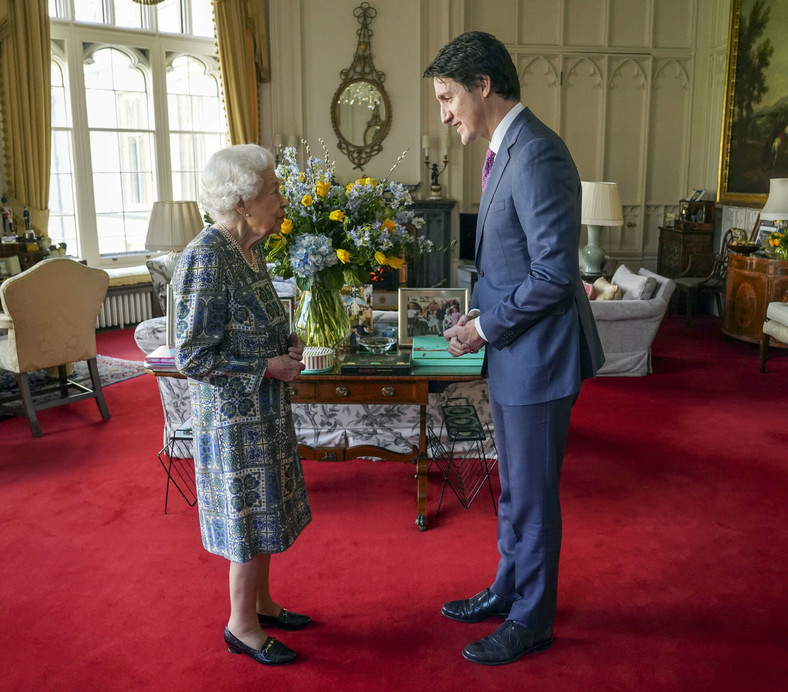 Elżbieta II i Justin Trudeau