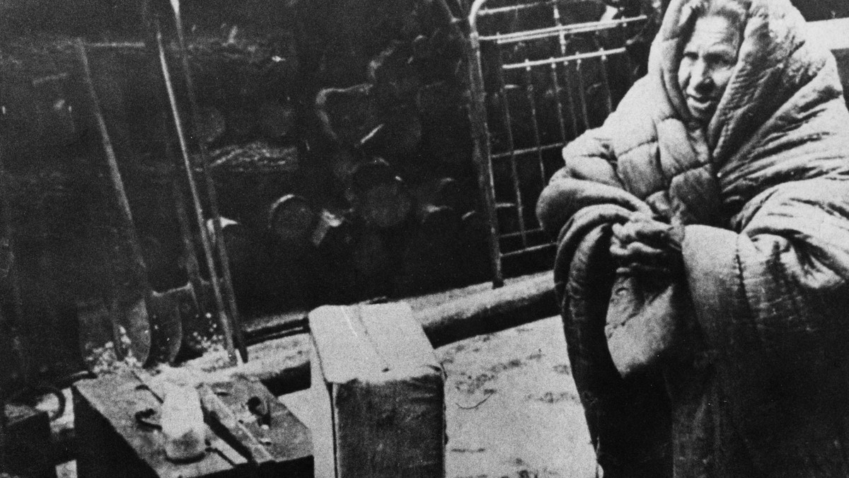 Przed 70 laty Armia Czerwona odparła Niemców spod Leningradu. Mieszkańcy miasta podczas blokady jedli chleb z trocinami i cierpieli 30-stopniowy mróz bez prądu i ogrzewania. Z głodu umarły setki tysięcy.