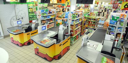 Ile zarabia kasjer, magazynier i kierownik sklepu? Sprawdziliśmy pensje w Lidlu, Biedronce i w Aldi