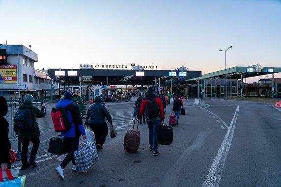 Po wielu dniach podróży ludzie docierają do granicy z Polską