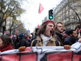 Francuzi wyszli na ulice przeciwko reformie emerytalnej prezydenta Macrona