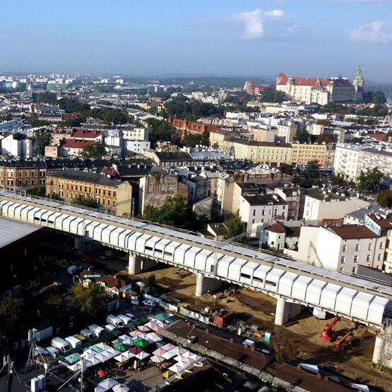 Nowy przystanek kolejowy w Krakowie z blachy falistej. Miało być inaczej?