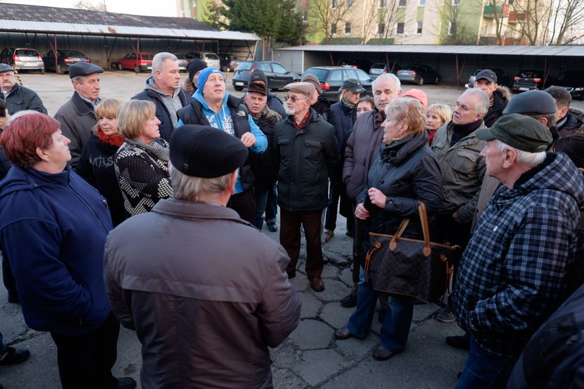 Mieszkańcy próbują walczyć o parking, bo na osiedlu brakuje miejsc parkingowych