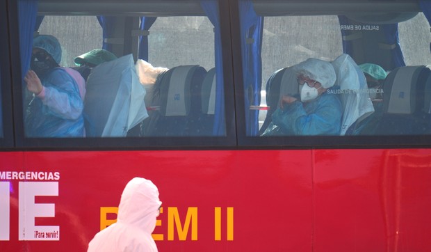 Putnici u autobusu nakon iskrcavanja sa kruzera Hondijus na kojem je izbila zaraza hantavirusa, na Tenerifima, Kanarska ostrva, 10. maja
