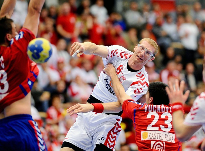 Karol Bielecki w akcji podczas meczu z Serbią