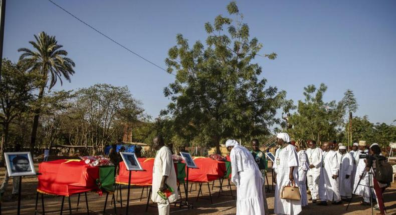 Des personnes assistent à la cérémonie de réinhumation du leader révolutionnaire du Burkina Faso, Thomas Sankara, et de ses douze compagnons à Ouagadougou