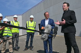 Elon Musk zapowiada pierwsze Tesle z Berlina. Wciąż szuka ludzi do pracy w Niemczech