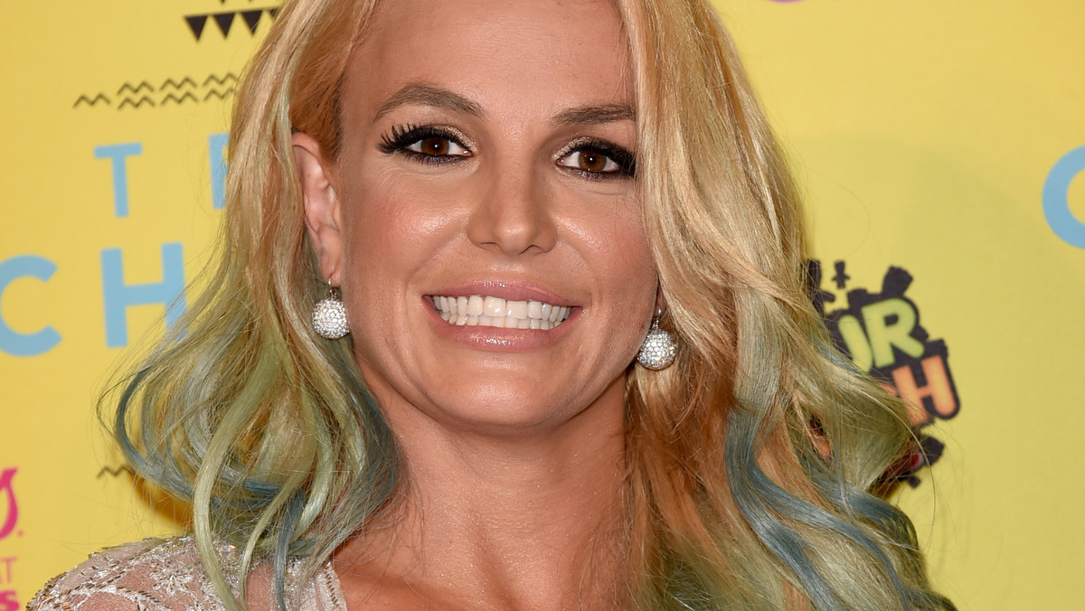 Britney Spears chętnie dzieli się z fanami swoim życiem prywatnym. Ostatnio gwiazda umieściła na Instagramie filmik, na którym synowie piosenkarki bawią się z… dinozaurem! To nie żart. Widzieliście już to wideo?