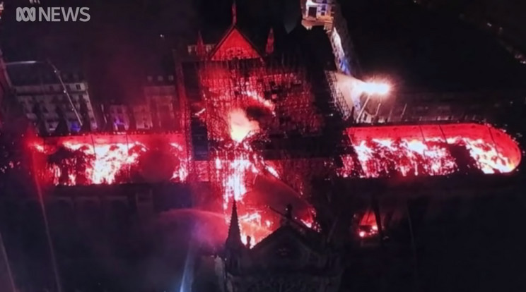 Így mardosták a lángok a Notre-Dame tetőszerkezetét / Fotó: YouTube