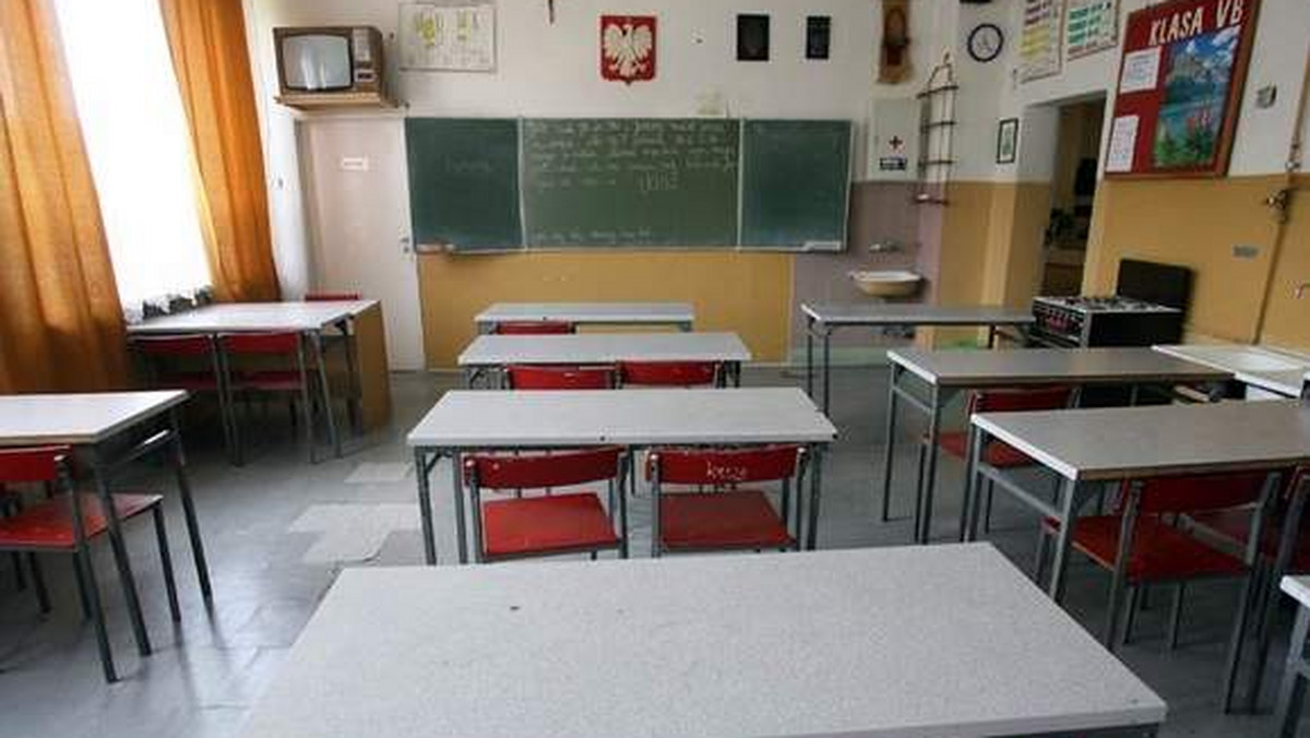Zwolnienia albo cięcie godzin etatów dotknie ponad tysiąc nauczycieli z Podkarpacia - podaje portal nowiny24.