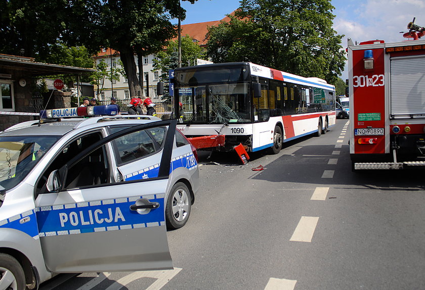 Siedem osób rannych w wypadku gdzie radiowóz staranował autobus 