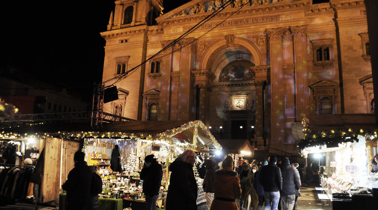IMAGEA Bazilika előtti adventi- és karácsonyi vásár lett Európa legjobb karácsonyi vására 2021-ben / Fotó: MTVA/Balaton József