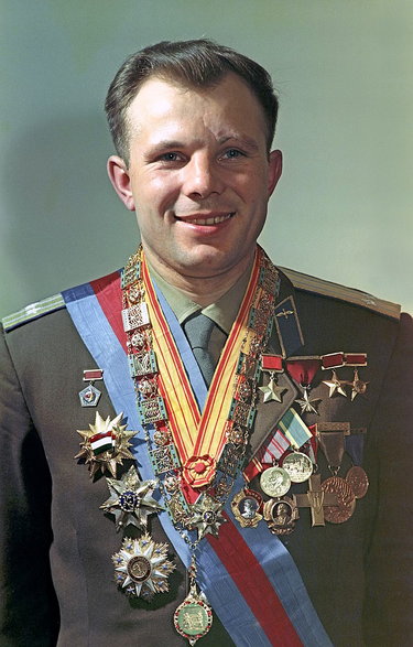 Jurij Gagarin ze swoimi odznaczeniami / fot. Ministerstwo Obrony Federacji Rosyjskiej, CC-BY-SA 4.0