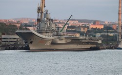 Problemy rosyjskiej floty. Niewłaściwe zatopienie doku mogło uszkodzić jedyny rosyjski lotniskowiec