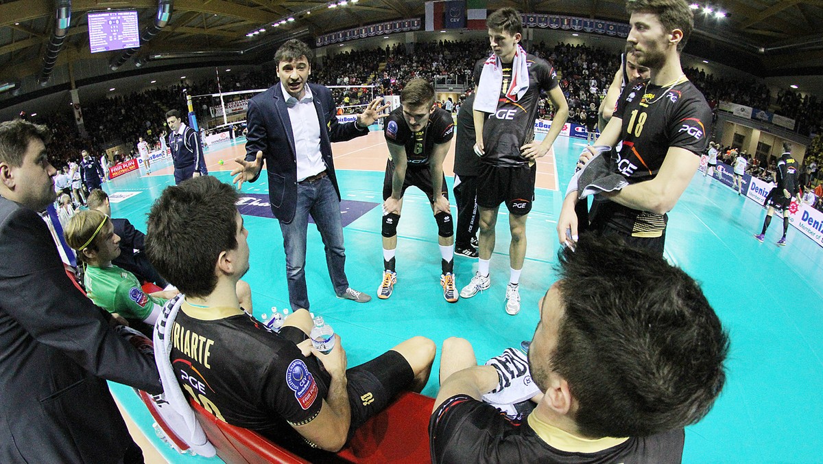 PGE Skra Bełchatów pokonała na wyjeździe mistrzów Włoch Cucine Lube Treia 3:0, rozbijając ich w pierwszym meczu play-off Ligi Mistrzów. Trener lidera PlusLigi opowiada o tym, ile to zwycięstwo znaczy dla jego ekipy i ile jeszcze brakuje, by awansować do decydującego starcia o Final Four.