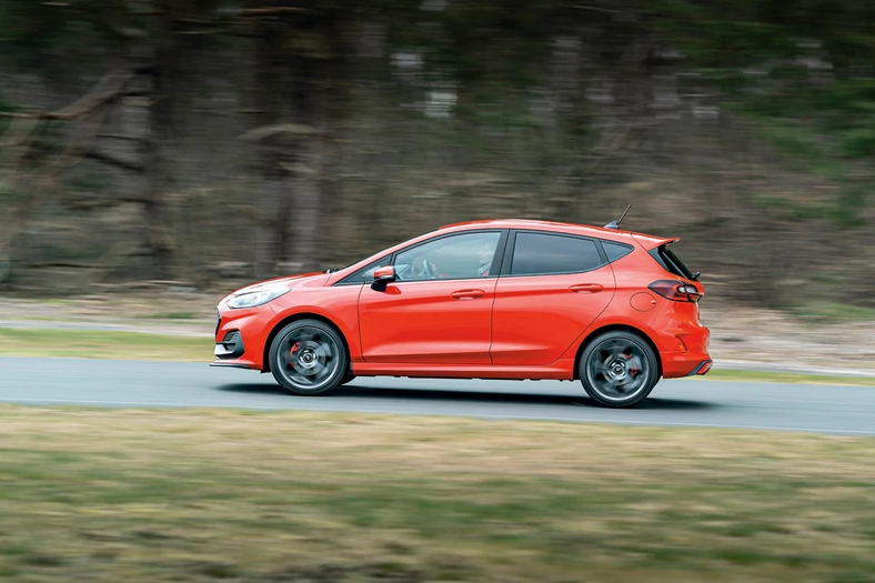 Ford Fiesta ST (VII, 2022) - pudełkowate auto wygląda prawie jak minivan, ale prowadzi się je jak rasowego sportowca. Narowistość jest fabrycznie wliczona do równania. 