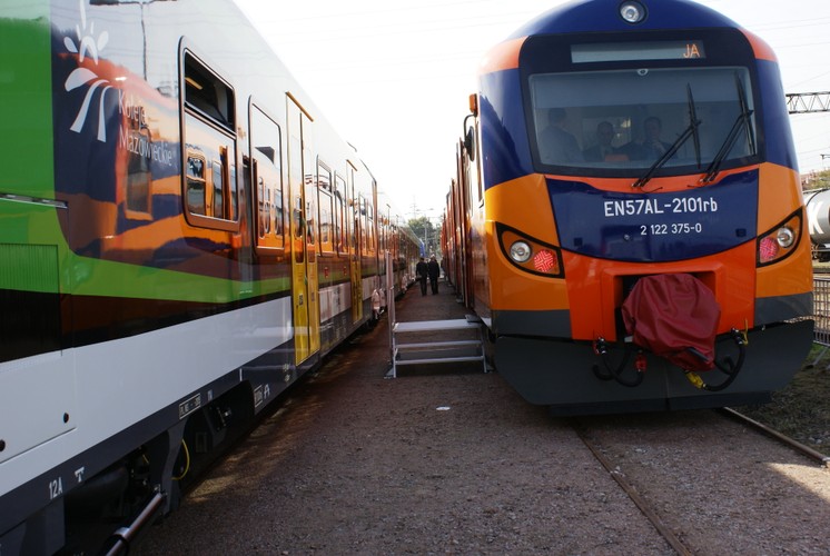 Tak wygląda skład EN57 dla Przewozów Regionalnych po modernizacji w ZNTK Mińsk Mazowiecki. Przewoźnik zamówił modernizację 21 składów elektrycznych EN57 dla Przewozów Regionalnych. Wszystkie mają wyjechać na tory do końca roku. Pociąg będzie mógł rozpędzić się do 120 km/h. Z zewnątrz rzuca się w oczy panoramiczna szyba czołowa, ale skrajne emocje budzi nietypowe malowanie.