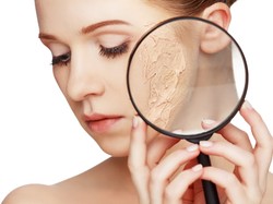 Odwodnienie organizmu daje o sobie znać na skórze. Rozpoznaj je i pozbądź się go!