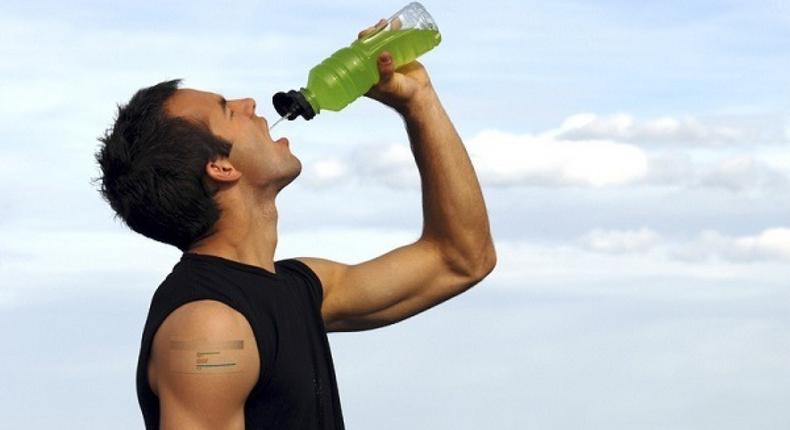 un joueur buvant sa boisson