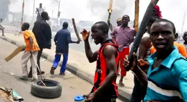 Lagos mob chops off robber’s wrist, police rescue suspect from lynching