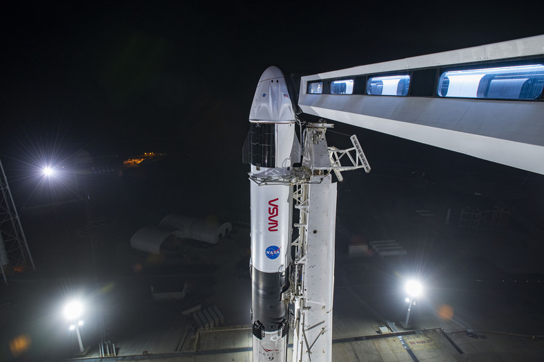 NASA SpaceX Crew-2 - Falcon 9 z kapsułą Dragon i platformą, którą wchodzili astronauci