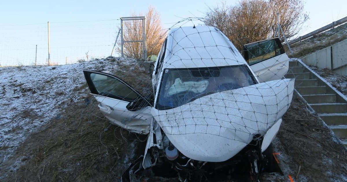 Polska rodzina z dziećmi kilka godzin czekała na ratunek. Wypadek w Czechach