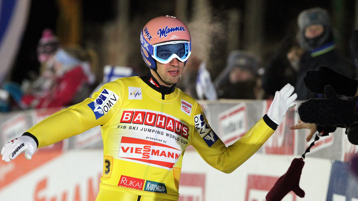 Pierwszy indywidualny konkurs Pucharu Świata w skokach narciarskich, który odbył się na skoczni w Kuusamo (HS 142) wygrał Andreas Kofler. Austriak zaprezentował fenomenalną formę i dzięki dalekim skokom nie dał szans konkurekcji. Adam Małysz po przyzwoitym występie zajął dziewiąte miejsce.