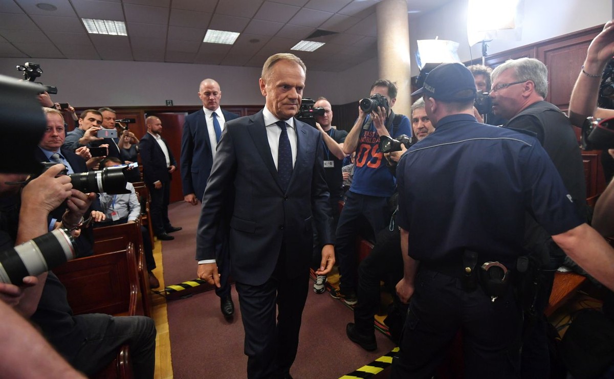 "Myślę, że Donald Tusk będzie miał co robić na polskim podwórku jeśli chodzi o zeznania przed prokuraturą, czy przed polskimi sądami" - dodał.