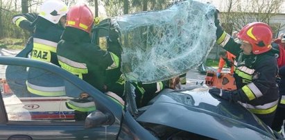 Fiatem wjechał pod tira. W szpitalu walczy o życie