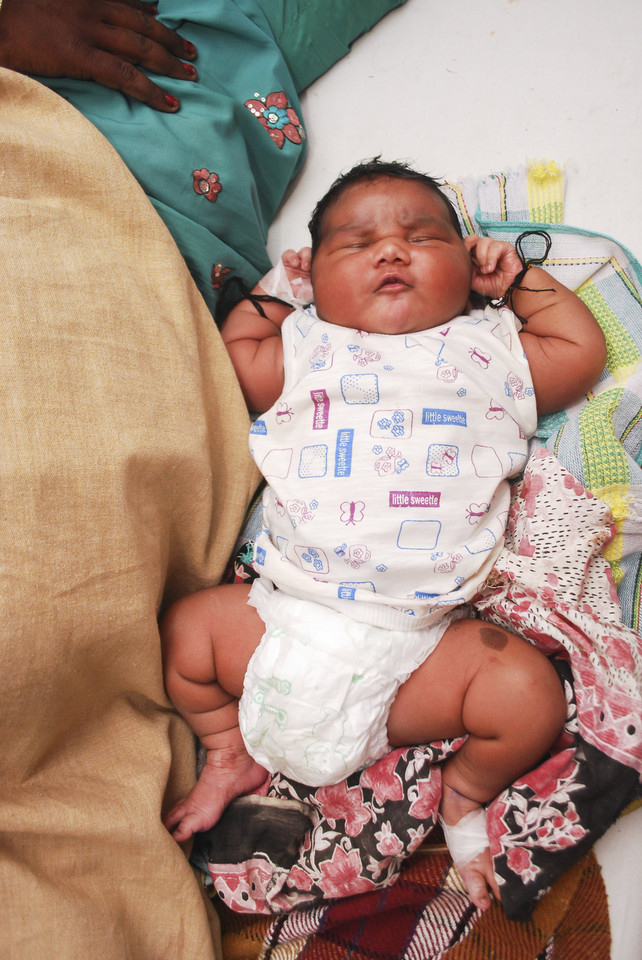 Duży noworodek urodzony w Indiach. Ważył prawie 6 kg