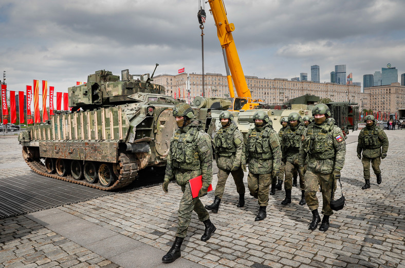 Przygotowania do pokazu sprzętu wojskowego zdobytego na ukraińskim froncie. Na zdjęciu amerykański wóz bojowy Bradley. Moskwa, 25 kwietnia br.