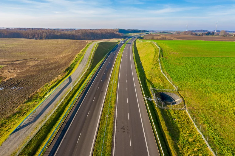 Na takiej drodze można wyprzedzać z prawej strony, o ile nie zakazują tego znaki drogowe