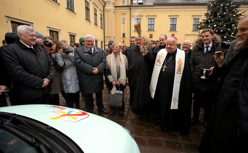 - Papież Franciszek nie chce limuzyn, ale zwyczajnego samochodu do poruszania się po mieście - mówił kard. Stanisław Dziwisz. Przedstawiciele Fiata w trakcie spotkania mieli wskazywać na fiata 500 L, który powstaje w Turcji. - A ja chcę taki produkowany w Polsce - odparł kard. Dziwisz. - To Fiat 500. Taki młodzieżowy - usłyszał w odpowiedzi. Przypominamy, że model 500 powstaje w fabryce w Tychach…