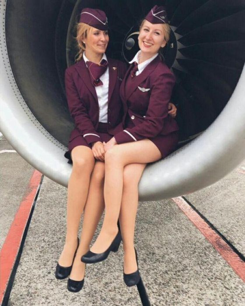 Seksowne stewardessy chwalą się atutami