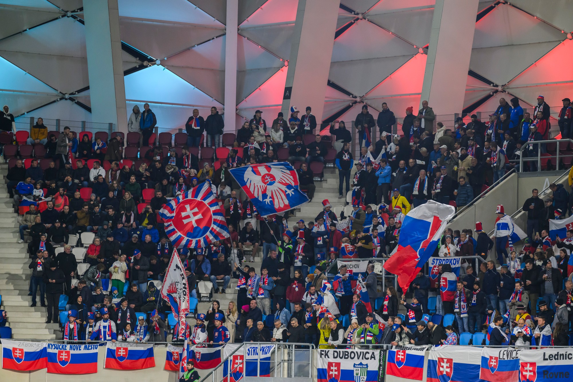 Slovenskí fanúšikovia počas zápasu s Luxemburskom.