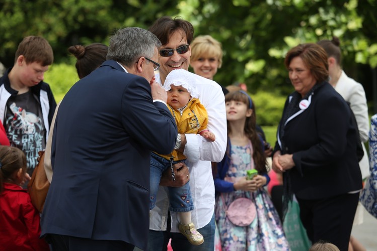 Radości, kolejnych dobrych zmian w kraju, sympatii otoczenia i mądrego wykorzystywania szans. Tego życzyła para prezydencka dzieciom, które zostały zaproszone na uroczyste obchody Dnia Dziecka w Pałacu Prezydenckim. Około dwustu maluchów bawiło się w pałacowych ogrodach. Było głośno, kolorowo, wesoło i patriotycznie.
Dzień Dziecka w Pałacu Prezydenckim przebiegał pod znakiem 25-lecia wolności. 