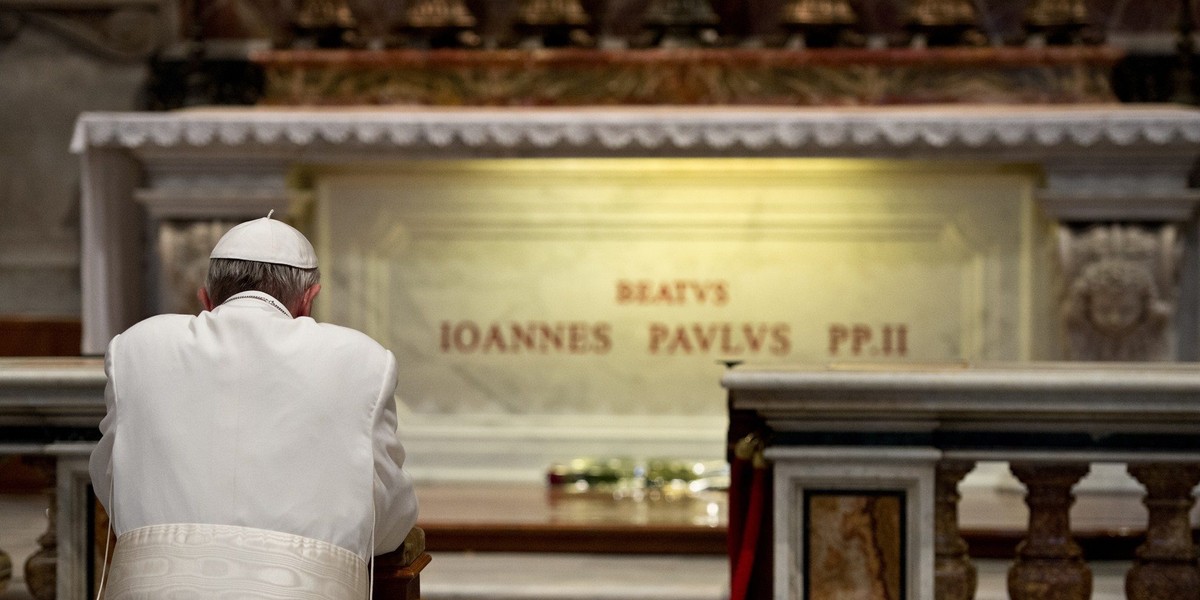 papież franciszek na grobie jana pawła II