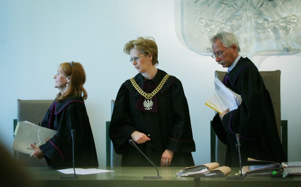 Sędzia przewodniczący Barbara Skoczkowska (C), sędzia Mirosława Strzelecka (L), sędzia Paweł Rysiński (P) podczas rozpatrzenia zażalenia IPN na decyzję Sądu Okręgowego o zwrocie do IPN sprawy stanu wojennego