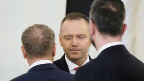 Powitanie Tuska z Nawrockim przed RBN. Ich gesty przykuły uwagę