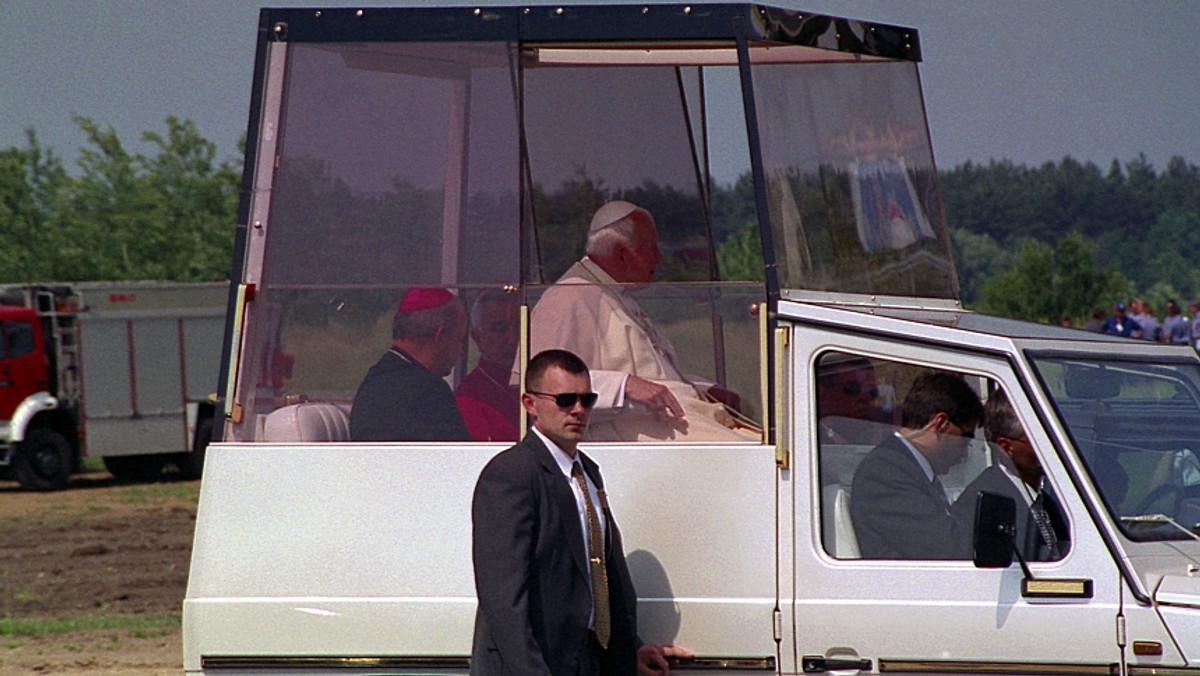 Dawny papamobile Jana Pawła II, będący obecnie w posiadaniu właściciela dublińskiego muzeum figur woskowych, będzie można wynająć na komercyjne imprezy - poinformował w poniedziałek portal Huff Post UK.