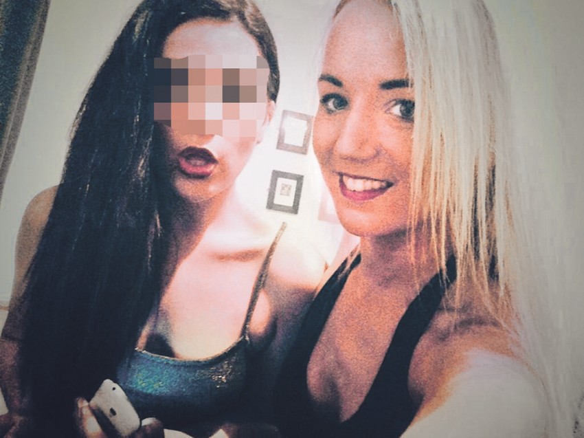 ZABAVA: Igra „mamadinga“ popularna je u letovalištima, Emili (desno) sa drugaricom