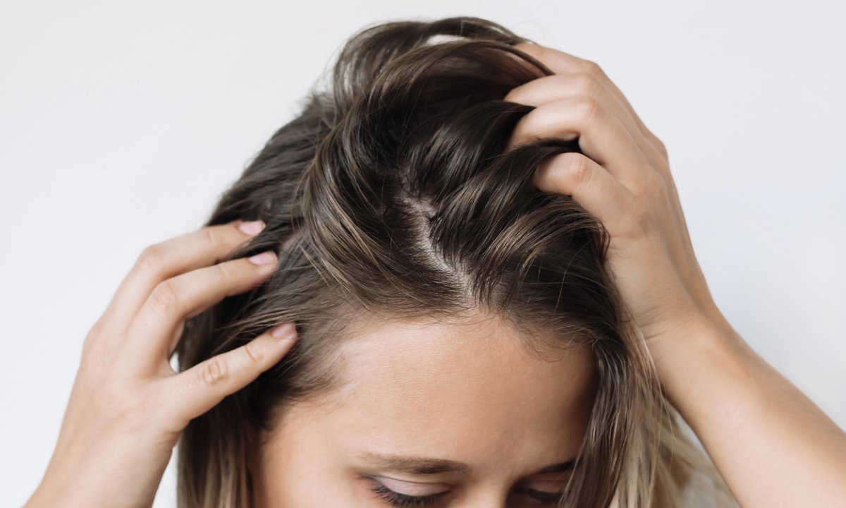 Ten peeling do skóry głowy odwleka konieczność mycia włosów o 2 dni. Przyśpiesza tempo wzrostu włosów