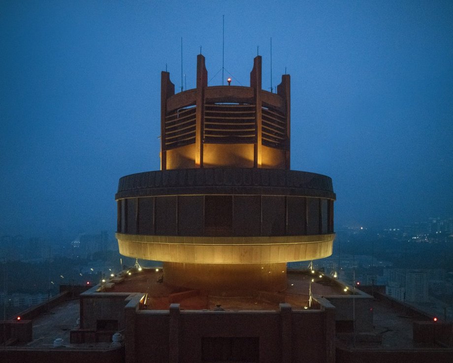 "Pjongjang to niewiarygodny pokaz zachowanej architektury socrealistycznej, nieskażonej bilbordami, świecącymi reklamami ani biurowcami" - wspomina fotograf