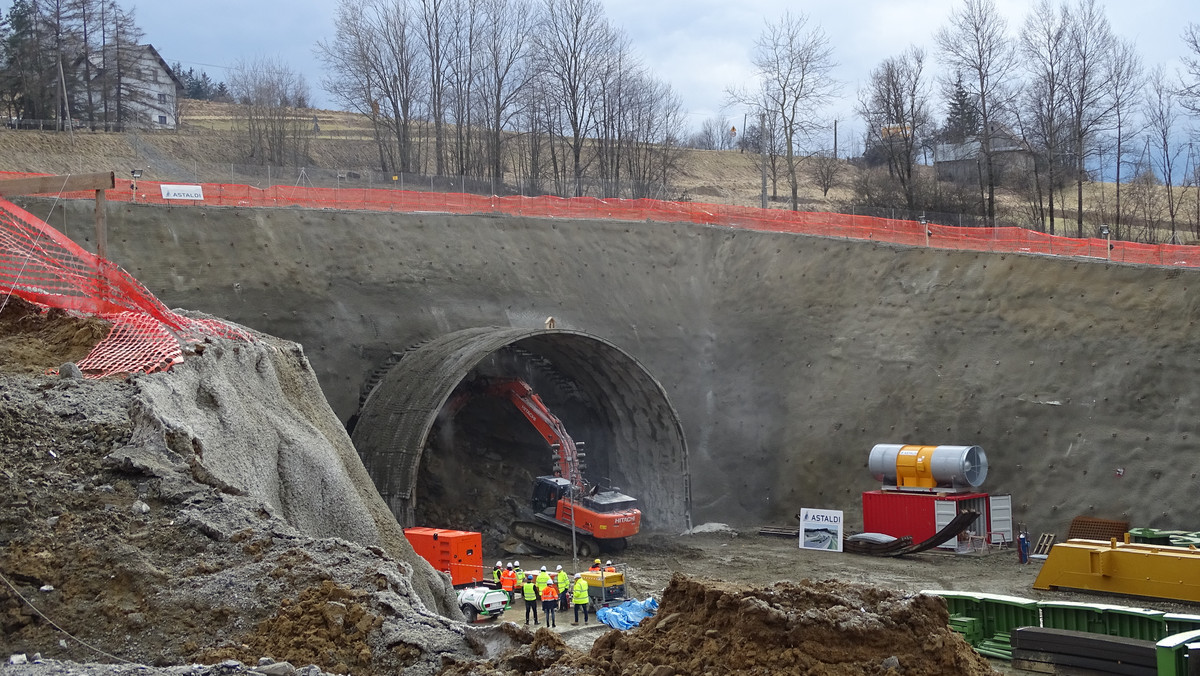 Drążenie tunelu rozpoczęło się pod Małym Luboniem - poinformowała Iwona Mikrut, rzeczniczka krakowskiego oddziału Generalnej Dyrekcji Dróg Krajowych i Autostrad (GDDKiA). Będzie to najdłuższy tunel w Polsce. Koszt inwestycji to niemal miliard zł.