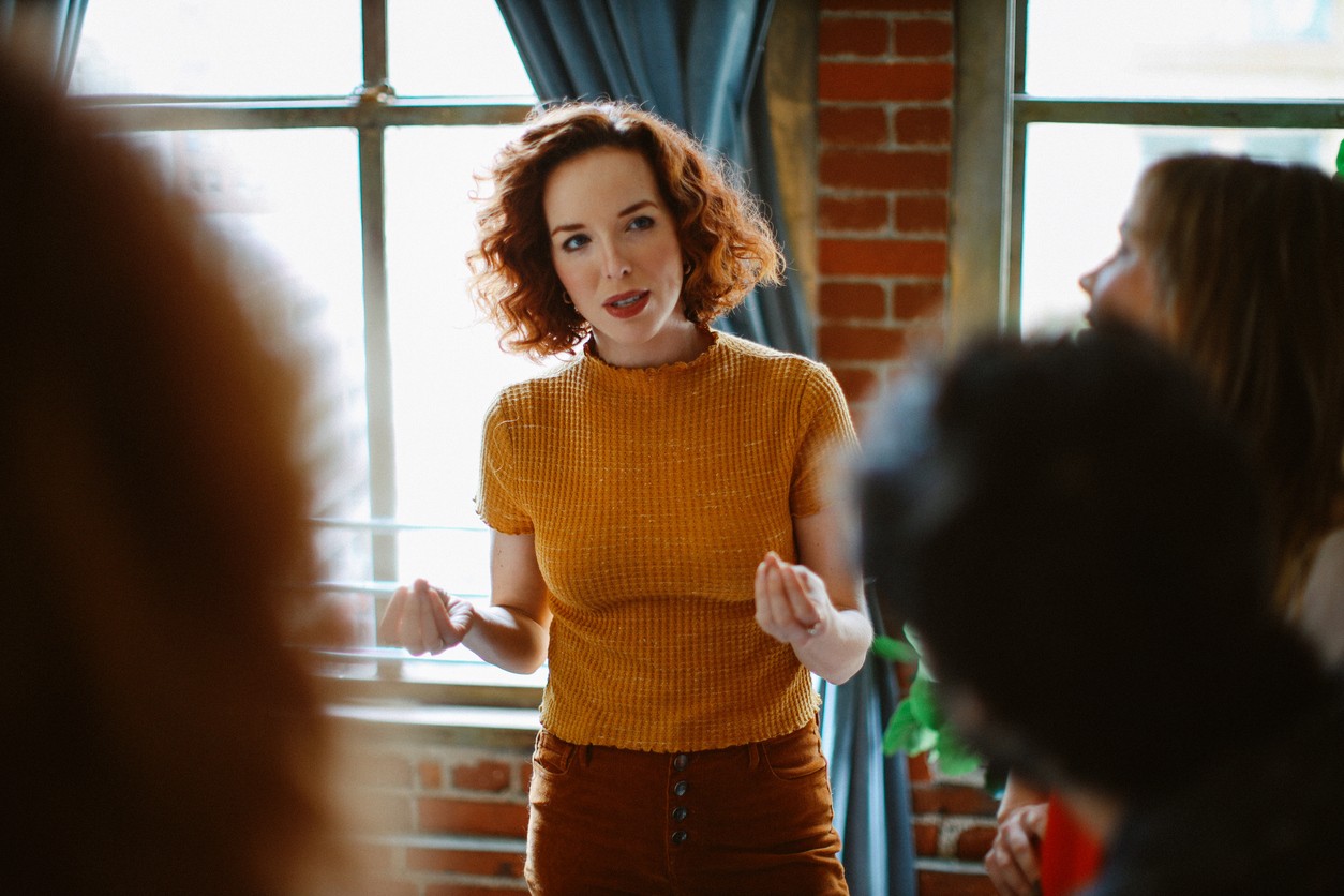 Lev prichádza s energiou, ktorá strháva ostatných. Vie motivovať, viesť a byť centrom diania.