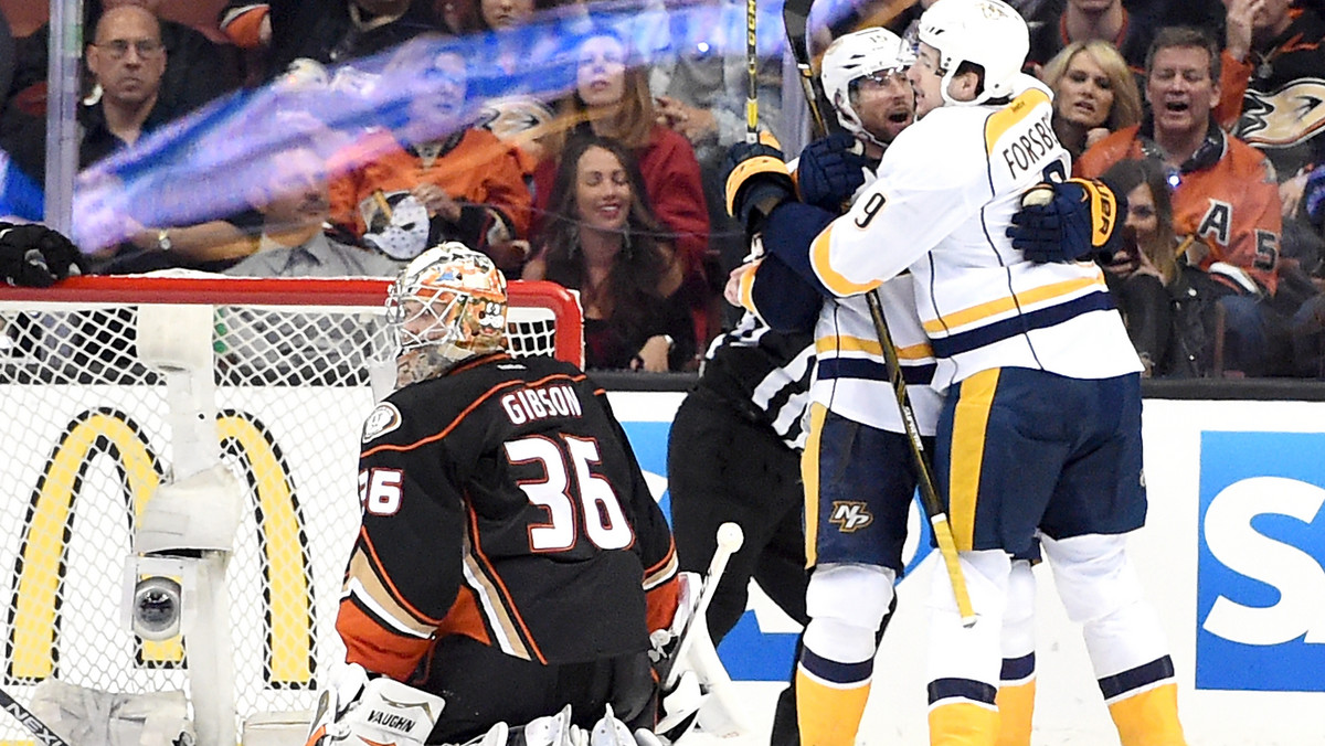 Rozstawieni z drugim numerem na Zachodzie hokeiści Anaheim Ducks nie wystartowali dobrze w play-off. Pierwszy pojedynek z Nashville Predators zakończył się porażką 2:3. Decydujące trafienie dla Drapieżników zdobył Filip Forsberg. Pierwszą drużyną, która prowadzi już 2-0 w konfrontacji do czterech wygranych, jest Tampa Bay Lightning.